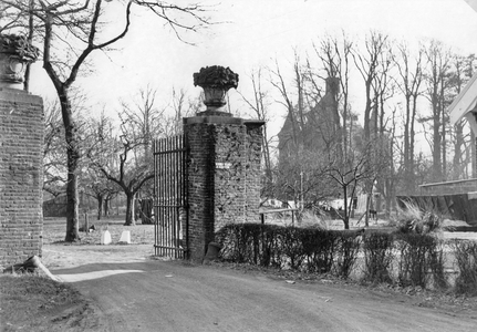 839827 Gezicht op de toegangspoort van het kasteel Heemstede (Heemsteedseweg 20) te Houten.